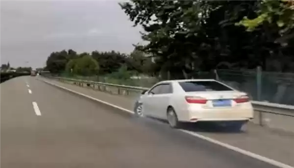 高速上前方两车突然撞到一块 问界M9智驾状态AEB秒触发避险