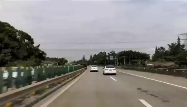 高速上前方两车突然撞到一块 问界M9智驾状态AEB秒触发避险