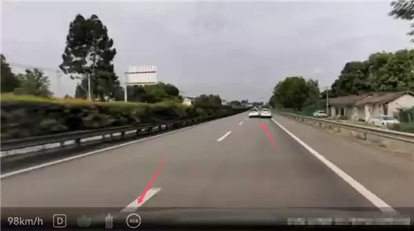 高速上前方两车突然撞到一块 问界M9智驾状态AEB秒触发避险