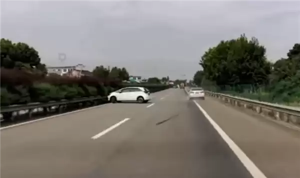 高速上前方两车突然撞到一块 问界M9智驾状态AEB秒触发避险