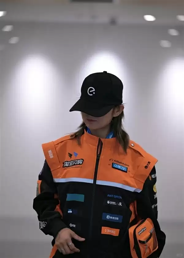 阿里巴巴拍卖马云签名工装:所得善款用来激励、资助外卖骑手