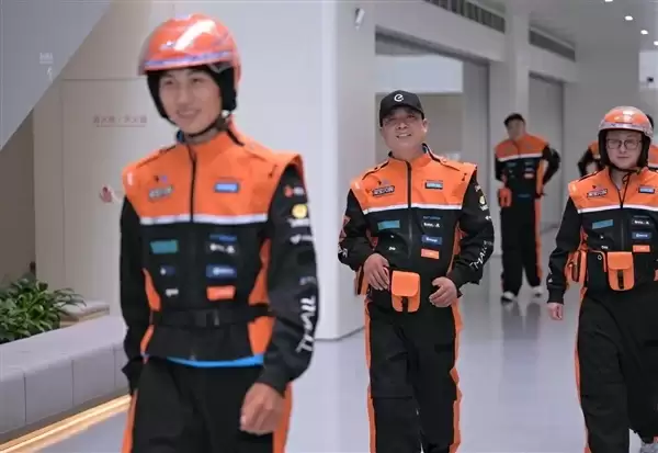 阿里巴巴拍卖马云签名工装:所得善款用来激励、资助外卖骑手