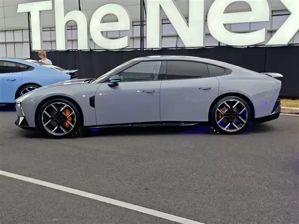 赛车手吴佩回应何小鹏让自己驾驶全新P7跑山：先展示下漂移 后面再来个大的