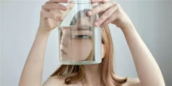 荷兰女子患罕见疾病 看到的人脸会扭曲为龙脸