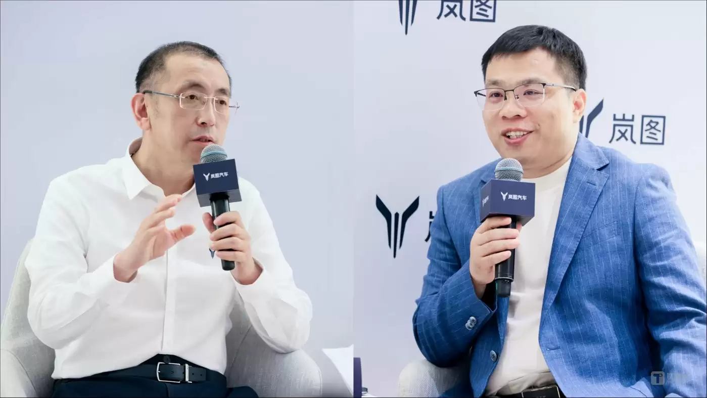 左：岚图汽车科技有限公司CEO 卢放 右：岚图汽车CBO、销售公司总经理 邵明峰