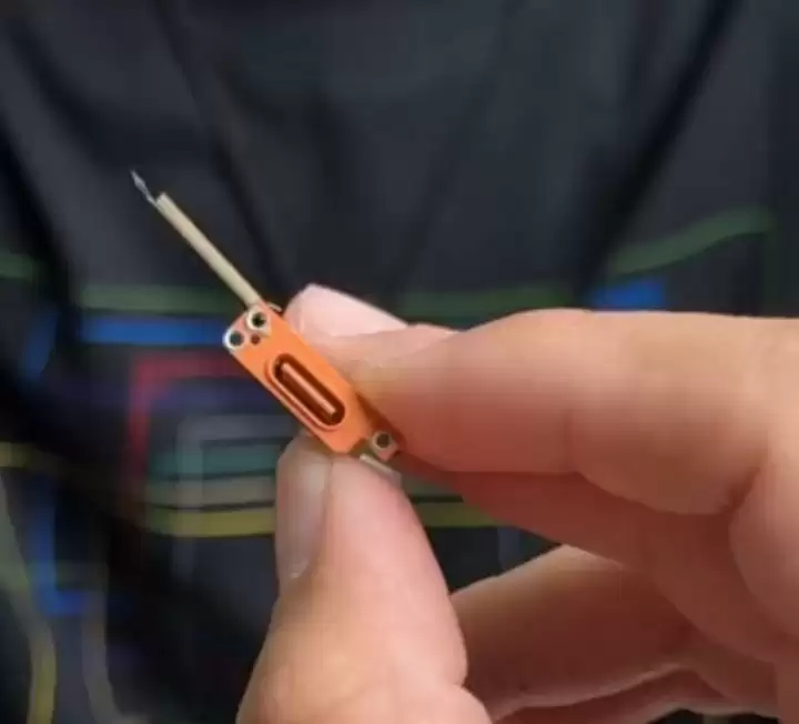 苹果 iPhone 17 Pro USB-C 组件曝光，有蓝 / 橙两种颜色