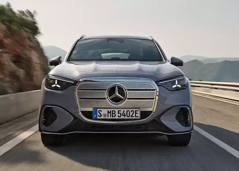 全新梅赛德斯-奔驰纯电 GLC 官图“抢跑”：大尺寸格栅亮眼，线条更动感