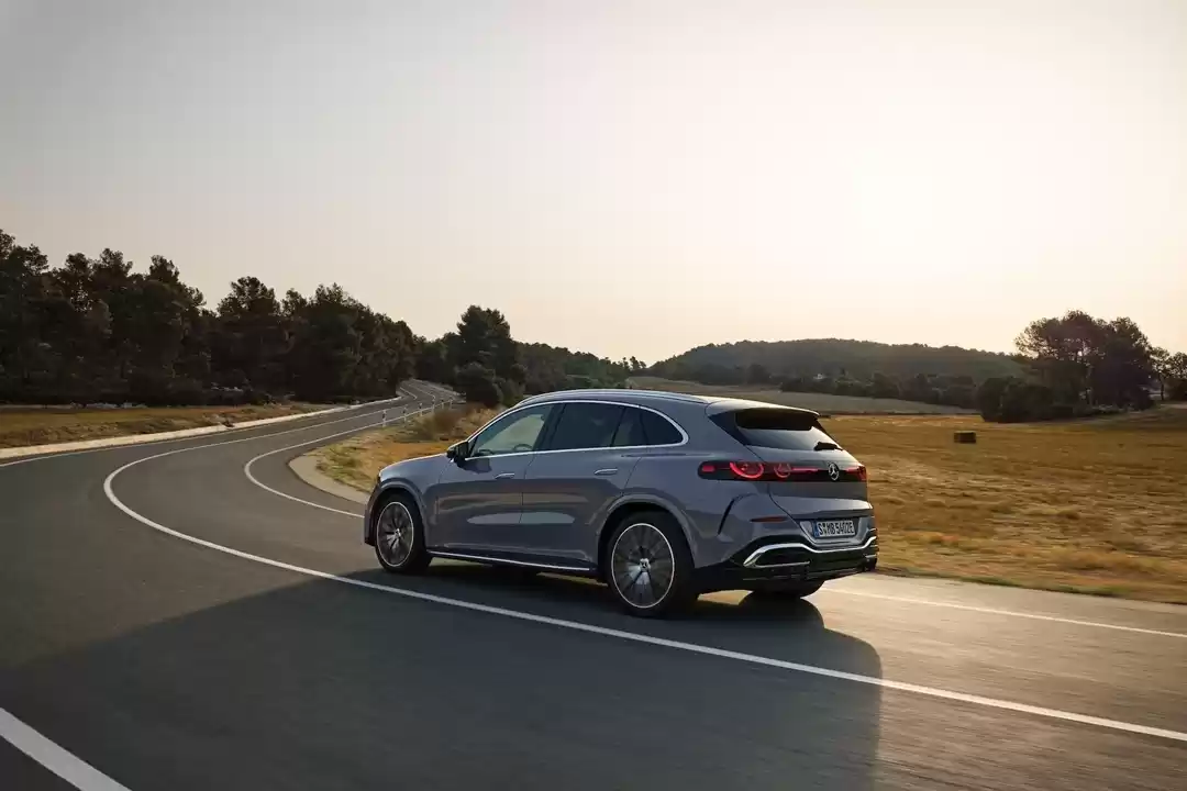 全新梅赛德斯-奔驰纯电 GLC 官图“抢跑”：大尺寸格栅亮眼，线条更动感