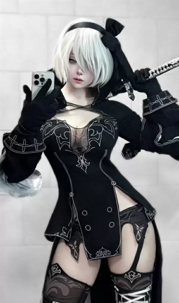 日本妹晒Cos《尼尔》2B对比照 完美还原游戏美女