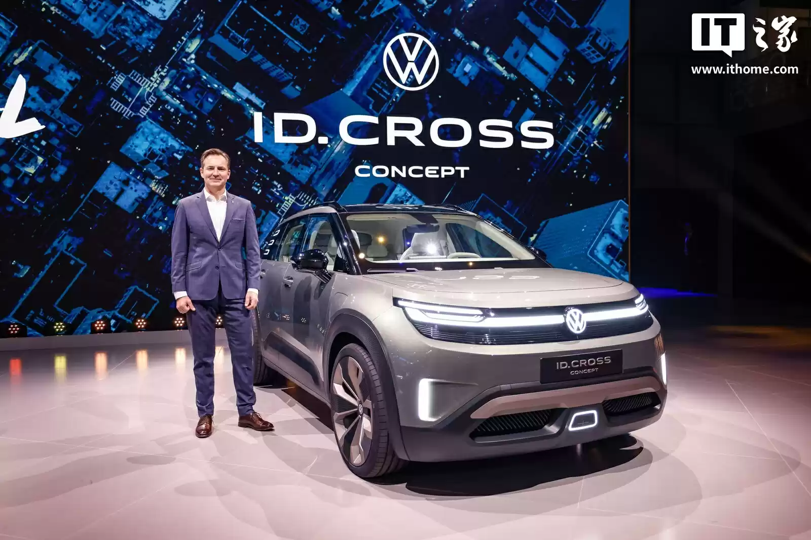 大众 ID. Cross 概念车亮相：定位入门电动 SUV，明年量产
