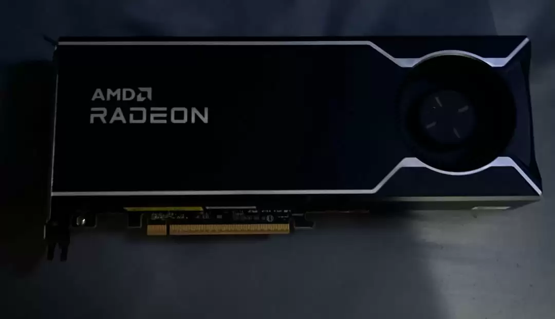 AMD Radeon AI PRO R9700 专业显卡工程验证测试 (EVT) 样品现身