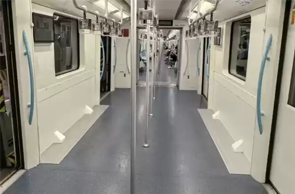 上海地铁9号线试点拆除部分座椅 车厢能多站25人