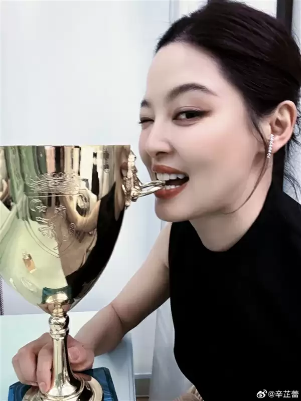 巩俐之后 39岁辛芷蕾夺威尼斯电影节影后：曝全票通过 晒自拍“感恩所有”