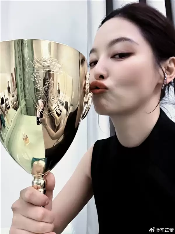 巩俐之后 39岁辛芷蕾夺威尼斯电影节影后：曝全票通过 晒自拍“感恩所有”