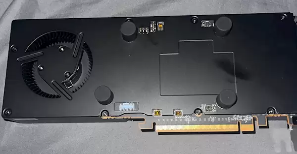 AMD Radeon AI PRO R9700原型卡首曝：32GB RX 9070 XTX传闻的源头