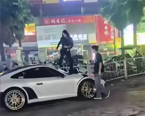 反转！官方通报：闹市抓小三砸保时捷系租车行老板自导自演