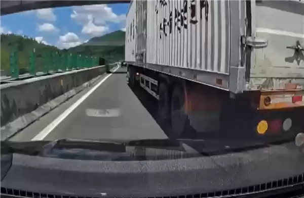 开了辅助驾驶眼睁睁看着追尾半挂车 司机：我以为它能刹住