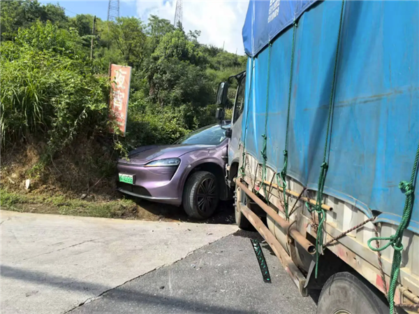 智界R7遭遇严重侧撞 安全设计力保全家安然无恙