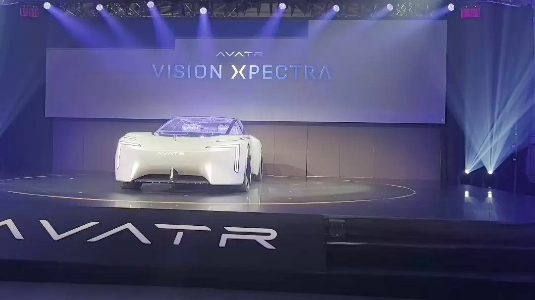 阿维塔 VISION XPECTRA 概念车实拍图公布：车身长度 5.8 米、配备棱柱形玻璃舱体