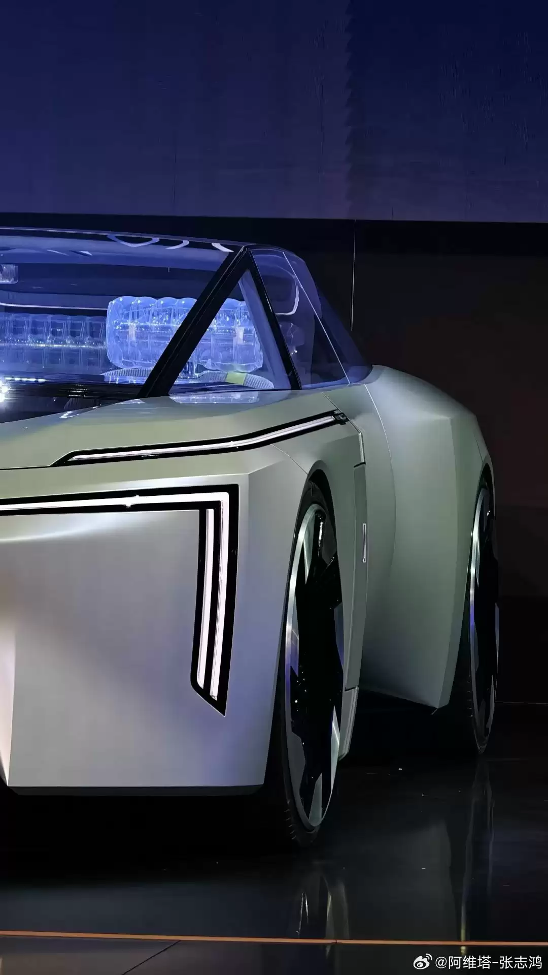 阿维塔 VISION XPECTRA 概念车实拍图公布：车身长度 5.8 米、配备棱柱形玻璃舱体