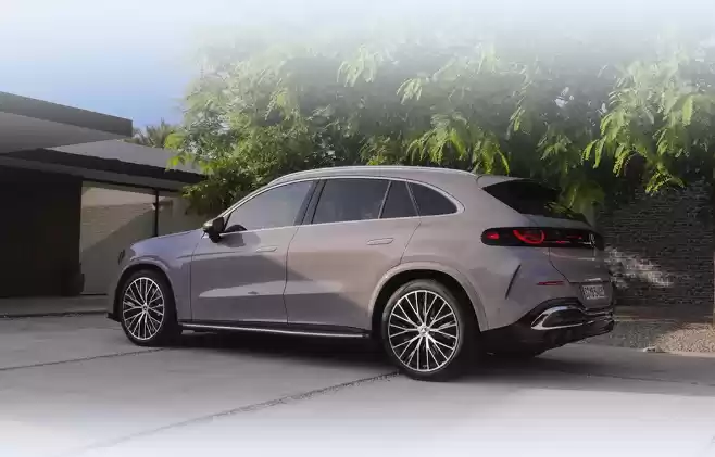 全新梅赛德斯-奔驰纯电 GLC 全球首发:国产长轴距版明年上市并首推 6 座车型