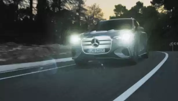 全新梅赛德斯-奔驰纯电 GLC 全球首发:国产长轴距版明年上市并首推 6 座车型