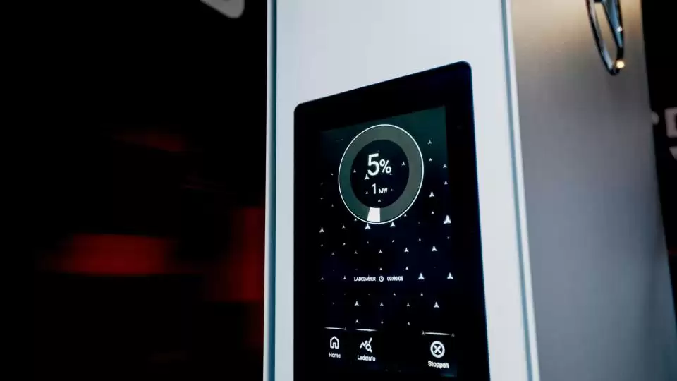 奔驰展示“兆瓦闪充”技术：充电一分钟，续航增加 125km