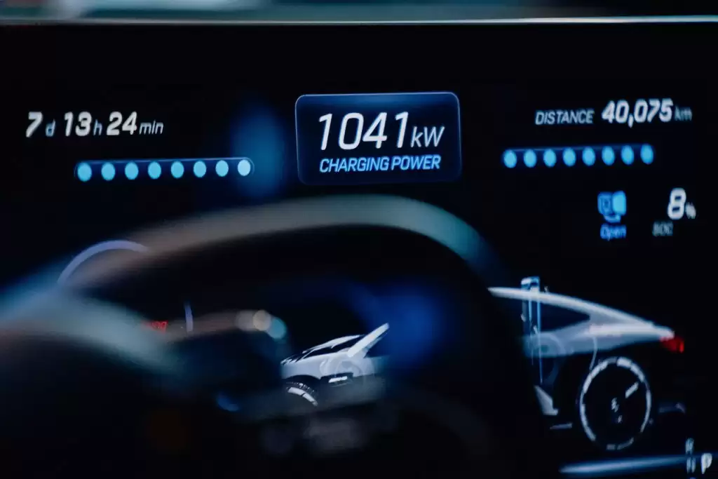 奔驰展示“兆瓦闪充”技术：充电一分钟，续航增加 125km