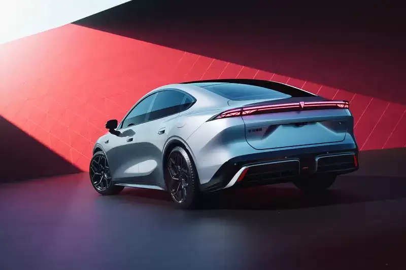 长安深蓝 L06 轿跑全球首发亮相:首搭 3nm 车规级芯片,采用磁流变悬架