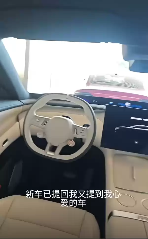 小米YU7被水泥罐车撞毁 车主火速晒出新车：不是小米送的