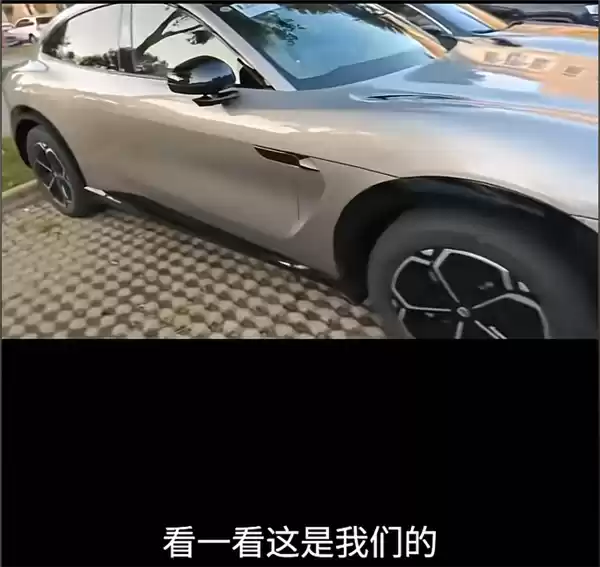 小米YU7被水泥罐车撞毁 车主火速晒出新车：不是小米送的