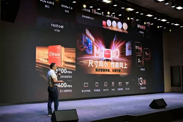 399元起 堪比指甲盖！佰维发布最小的国产mini SSD硬盘：只比TF卡大一点