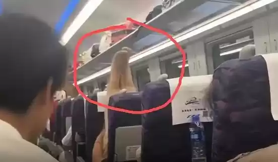 女子高铁上脱鞋将脚举起做操 12306:类似情况工作人员将制止