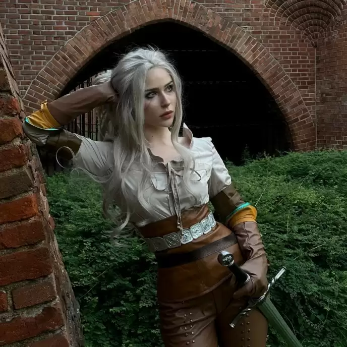 波兰白皙美女模特COSER火辣发光身材