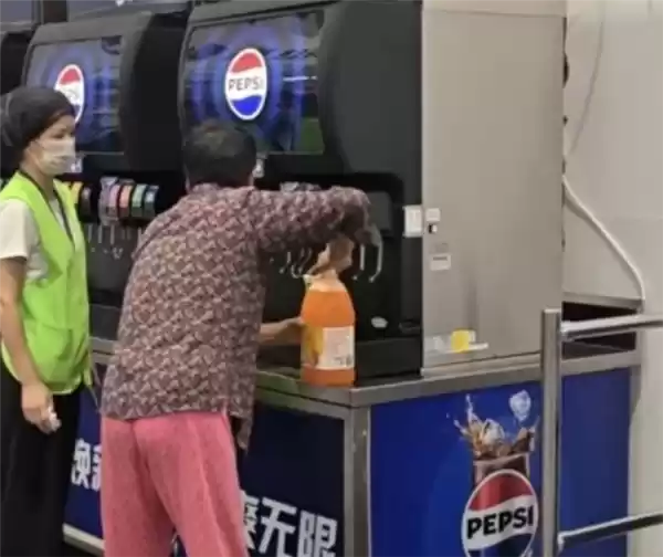 山姆回应顾客自带桶续杯饮料：确有类似情况 工作人员会劝阻