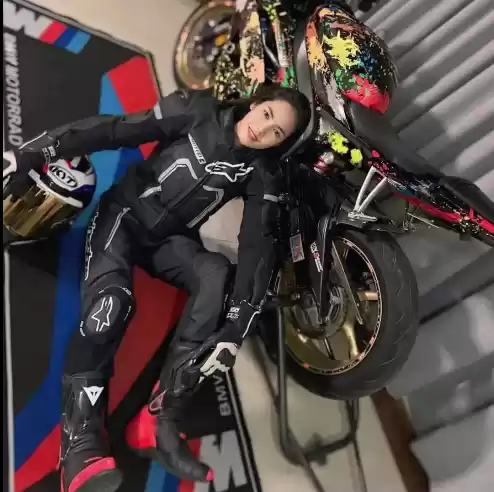 唏嘘!美女骑手驾驶摩托车超车时遭大货车碾压身亡:带头盔被幸免