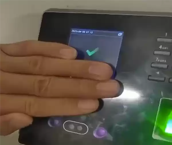 用橡胶指纹帮同事打卡 两人被辞退后起诉公司索赔遭驳回