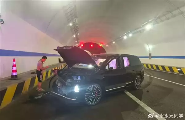 全新蔚来ES8首次事故曝光 官方回应：工作车 非辅助驾驶状态