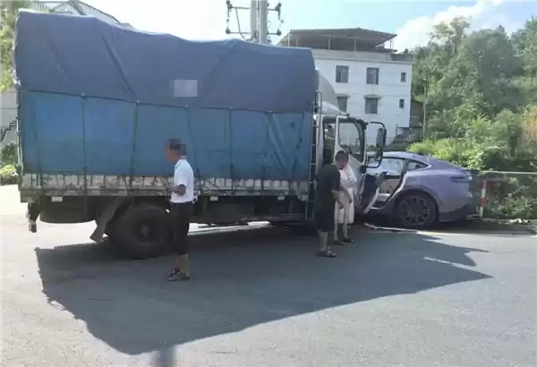 智界R7被大货车撞击致报废：护住了车主一家人