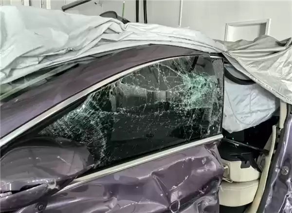 智界R7被大货车撞击致报废：护住了车主一家人