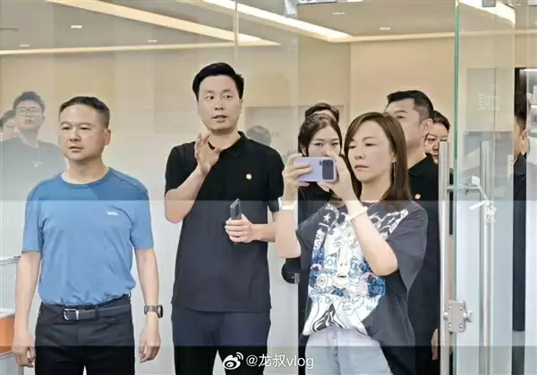 小米16系列真机亮相:横向大相机模组 梦回小米11 Ultra