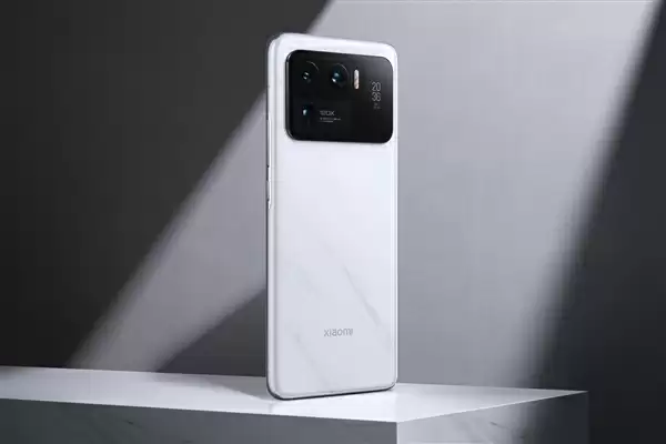 小米16系列真机亮相:横向大相机模组 梦回小米11 Ultra