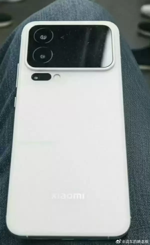 小米16系列真机亮相:横向大相机模组 梦回小米11 Ultra