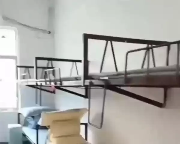 高校回应宿舍床直接钉在墙上：条件有限没办法 已计划翻新