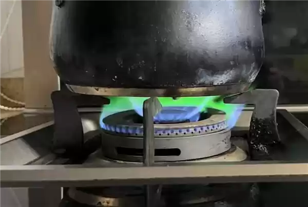 男子加热中药忘关火27天后回家才发现:中途还续了燃气费