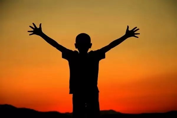 深圳家长呼吁禁止电话手表进校园，引发社会热议