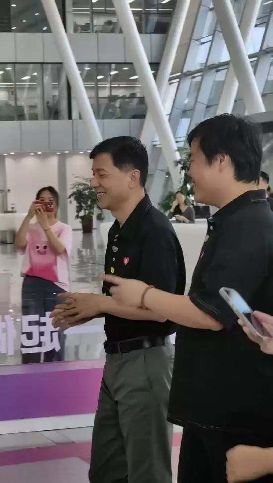 百度举办秋季嘉年华暨最高奖颁奖典礼，李彦宏亮相风采依旧