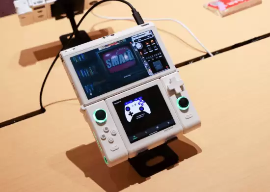 壹号方糖ONEXSUGAR SUGAR 1发布：双屏安卓变形掌机亮相深圳