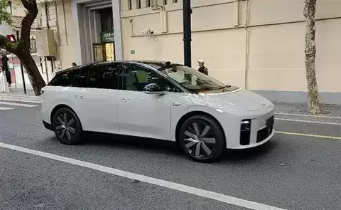 理想汽车i6即将上市，设计延续i8风格，搭载800V快充技术