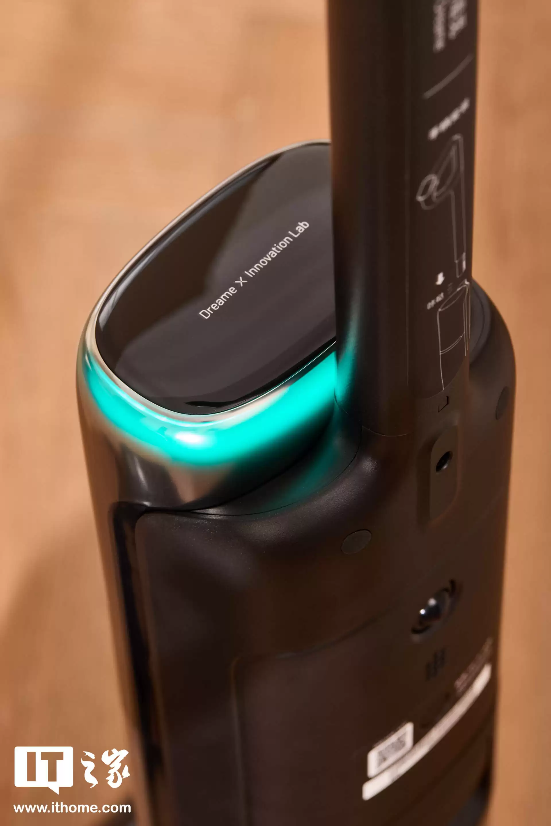 【IT之家图赏】全球首创 AI「双刮洗」机械臂：追觅洗地机 T60 Ultra 实拍